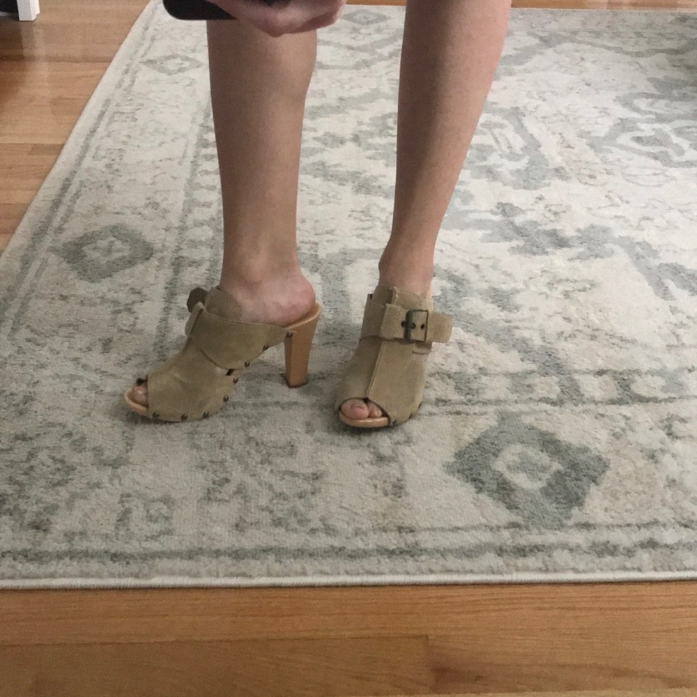 ❗️❗️Peep-toe, heeled slides!❗️❗️